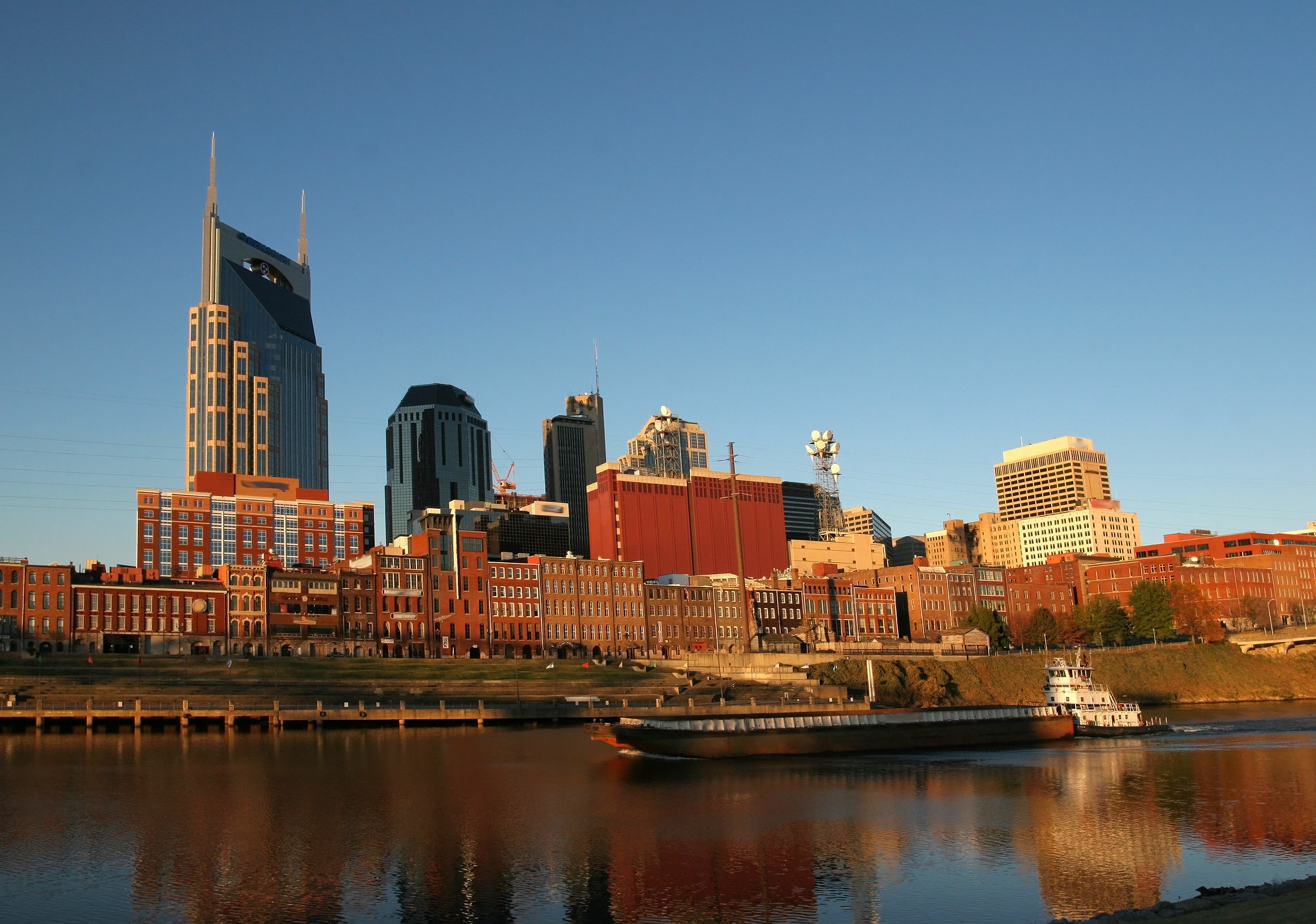 river tug using BargeOps fleet management system and BargeOps Analytics pushes a barge upstream on the cumberland river past music city